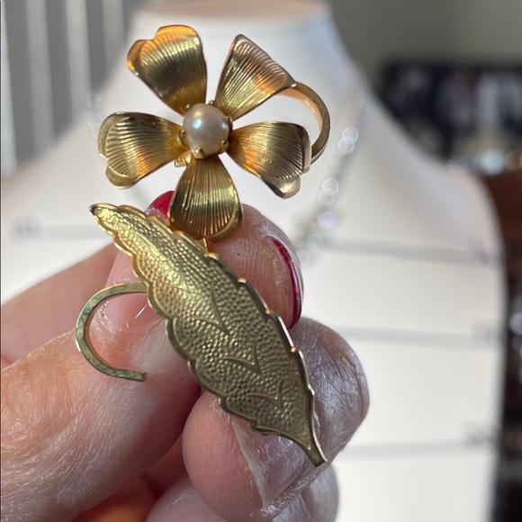 Elegant Gold Flower Brooch - Picture 2 of 6